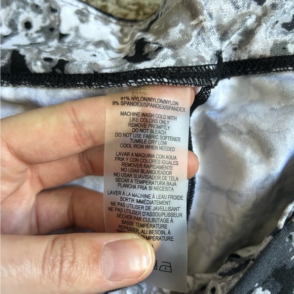 Calvin Klein Performance Black White Floral Capri Leggings Workout Large - Picture 3 of 8